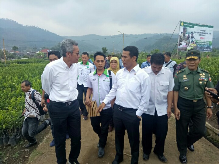 Menteri Pertanian (Mentan) Andi Amran Sulaiman saat berkunjung ke Kota Batu, Jawa Timur pada Selasa, 17 Juli 2018. 