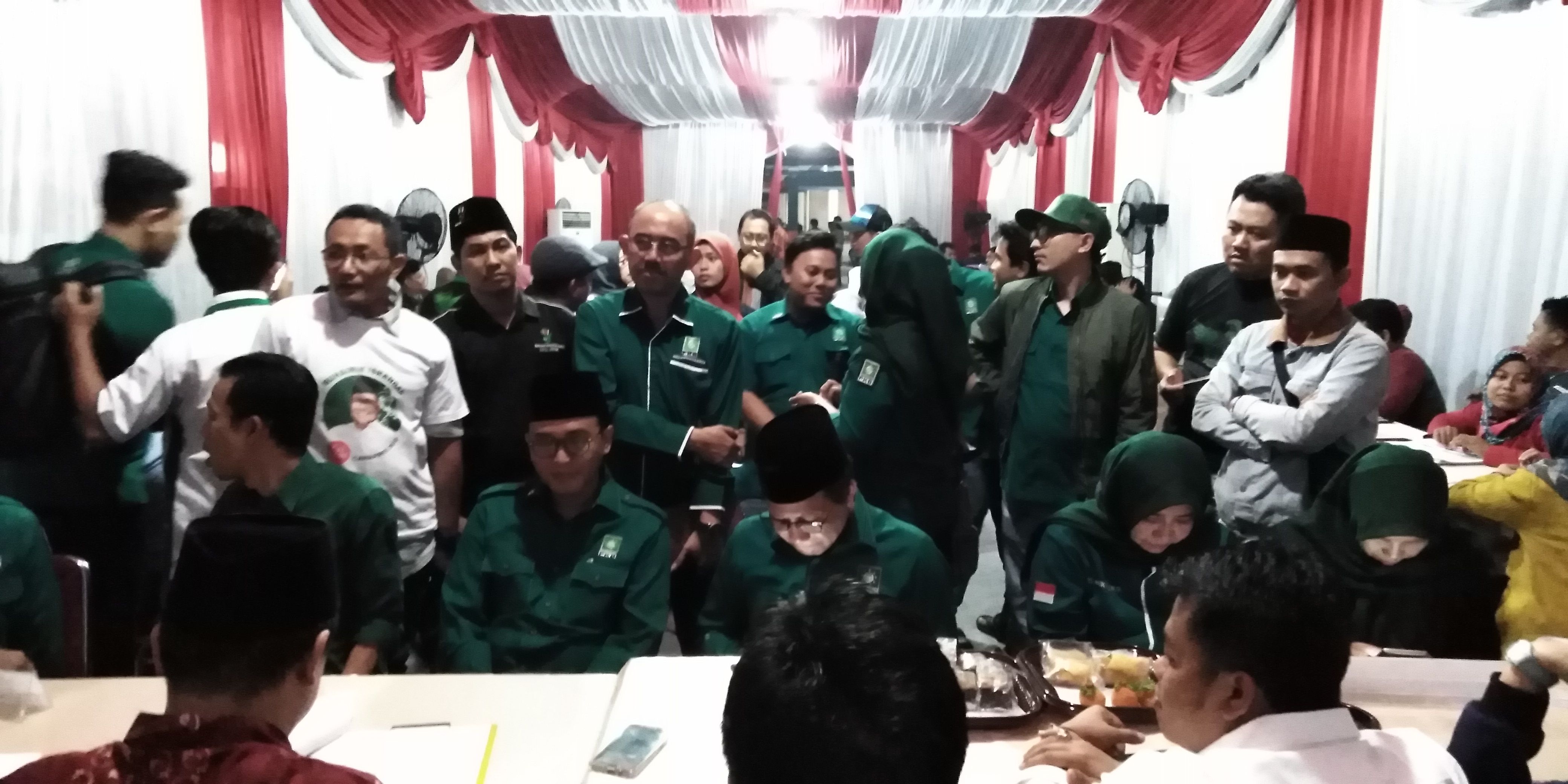 PKB lakukan penyerahan berkas pendaftaran Bacaleg di KPU Jatim, Selasa 17 Juli 2018. (foto: farid/ngopibareng.id) 