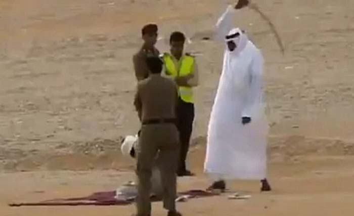 Foto ketika seorang terpidana hukuman mati dieksekusi oleh algojo, di Arab Saudi, beberapa waktu lalu. (foto: dok/daily mail)