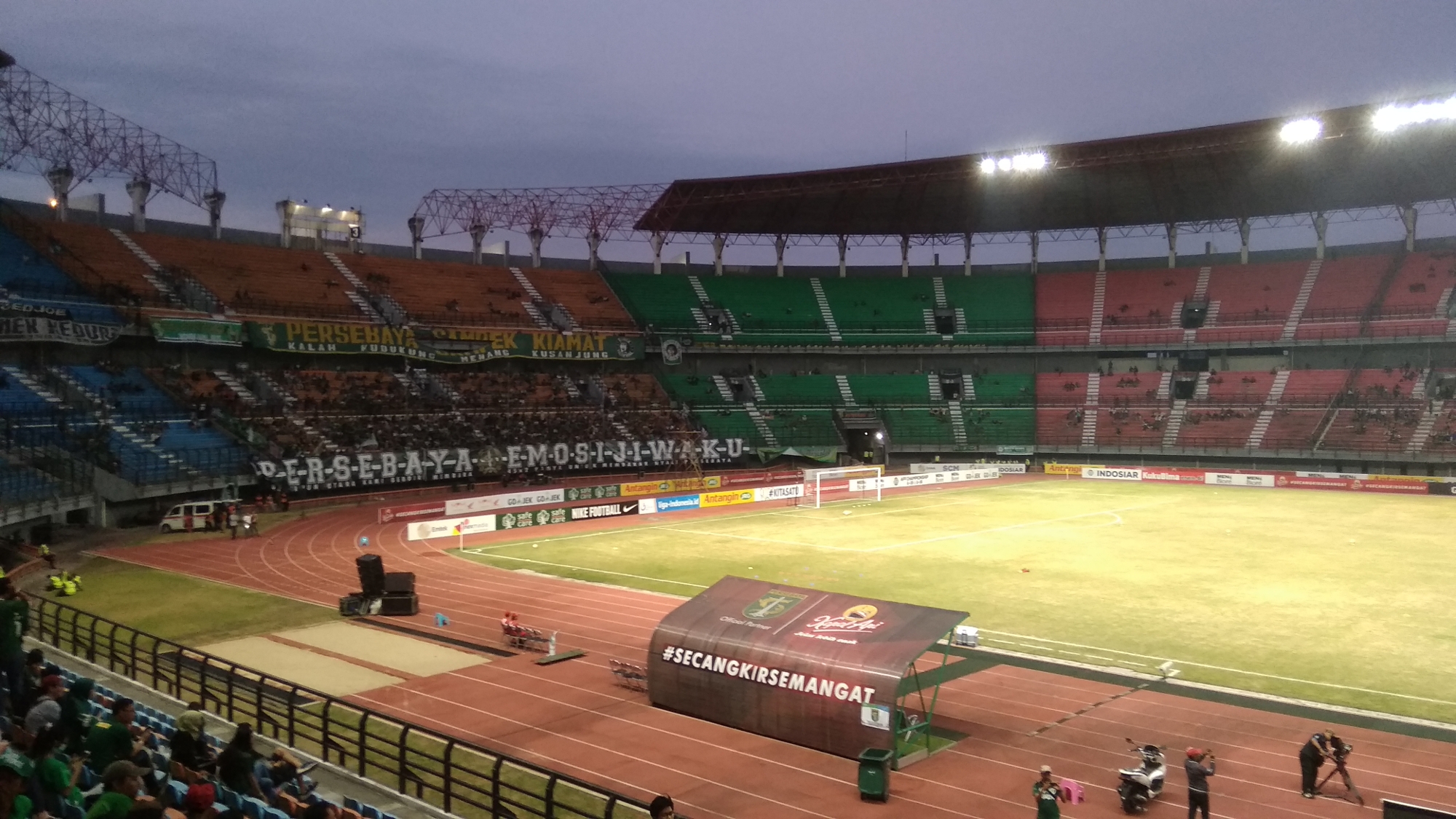 Kondisi Stadion Gelora Bung Tomo Surabaya, pertandingan Persebaya vs PSMS Medan, Rabu 18 Juli 2018. (foto: hrs/ngopibareng)