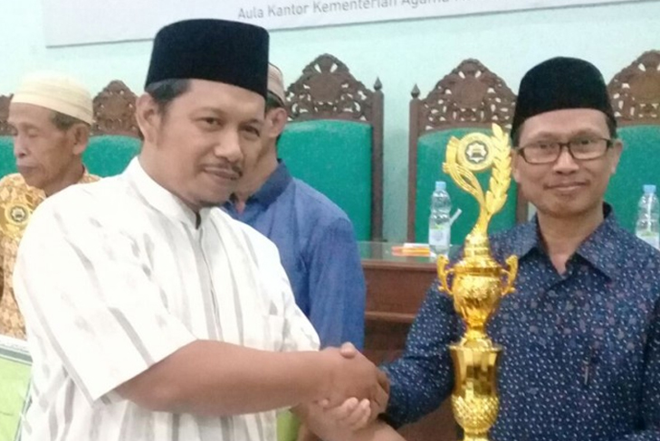 PENGHARGAAN: Ustadz Taufik Mukti saat memberikan penghargaan Festival DMI Award. (foto: DMI for ngopibareng.id) 