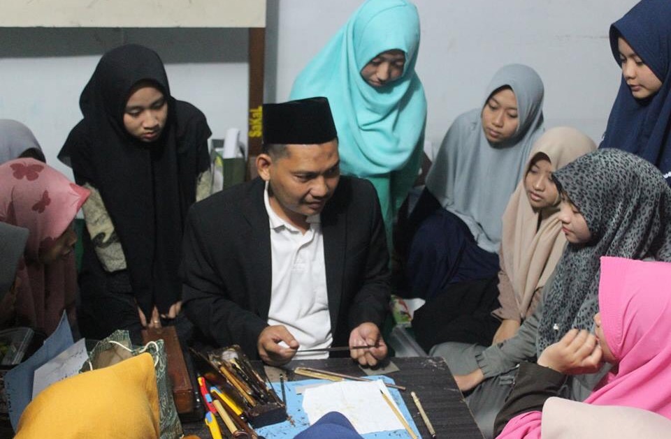 PEMBELAJARAN: Seorang ustadz sedang mengajar kaligrafi di Pesantren Denanyar Jombang. (foto: ist)