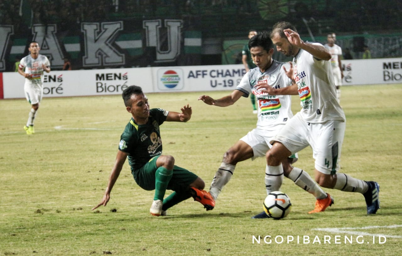 Pemain Persebaya Irfan Jaya saat berduel dengan pemain PSMS Medan, Rabu 18 Juli 2018. (foto: hrs/ngopibareng)
