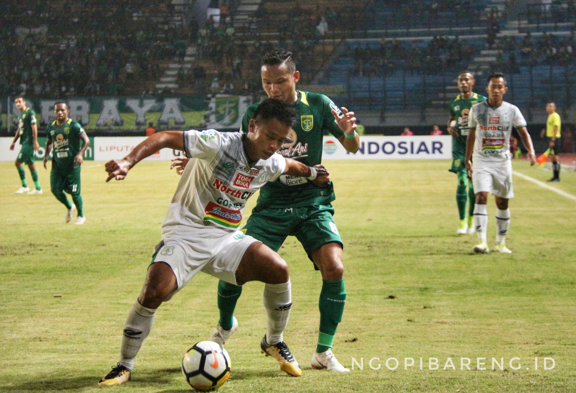 Pertandingan PSMS Medan (putih) menghadapi Persebaya (hijau) di Stadion Gelora Bung Tomo, Rabu 18 Juli 2018. (foto: Haris/ngopibareng)