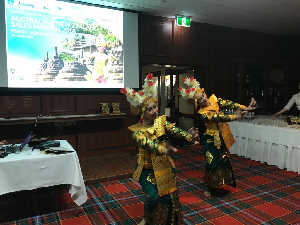 Tarian Bali yang menghipnotis di Sales Mission Perth. foto:kemenpar