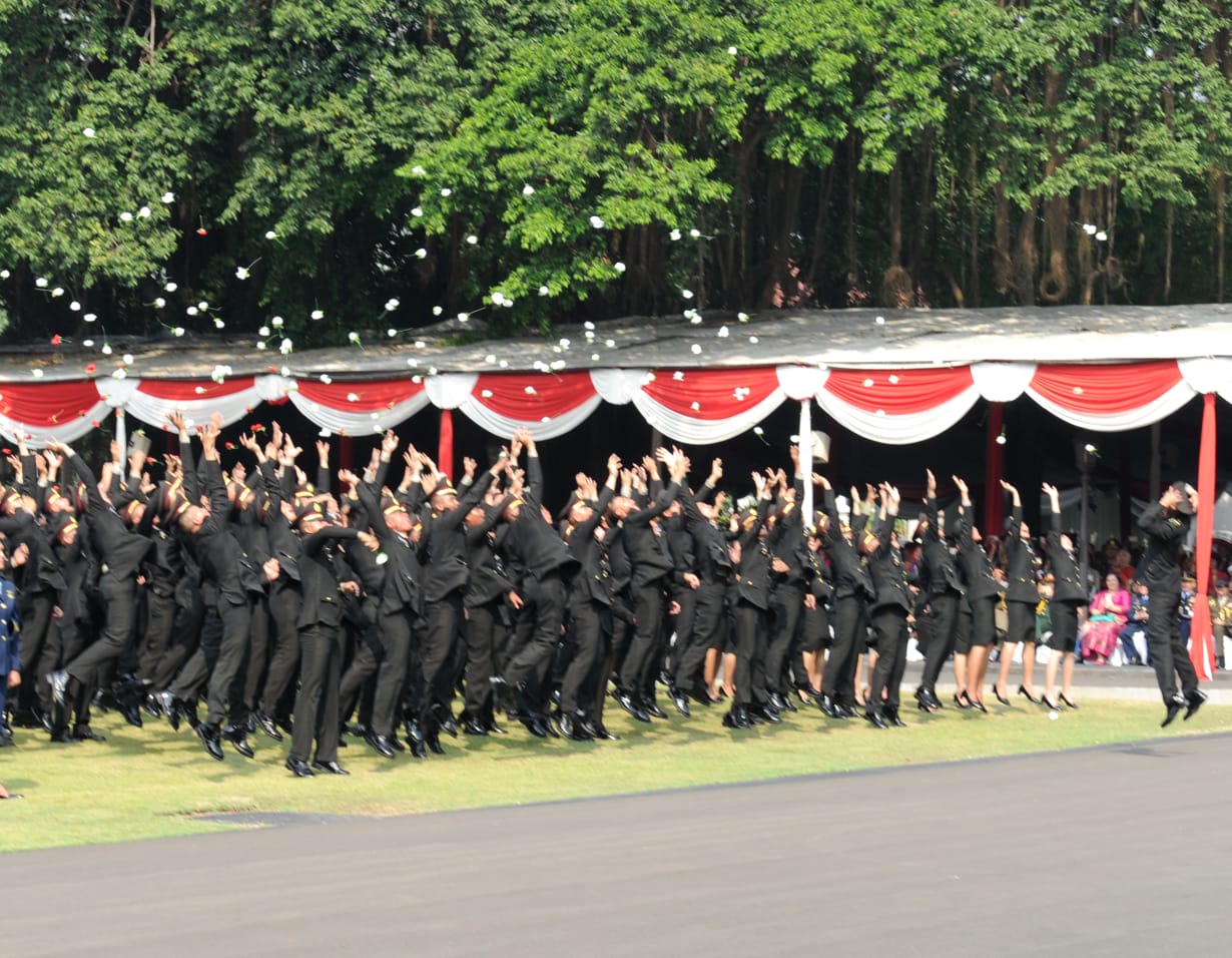 Para taruna usai dilantik Presiden Jokowi di Istana, Kamis (19/7). Foto : rumgapres
