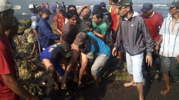 Penyelamatan Korban Tenggelam KM Joko Berek di Perairan Pelawangan 