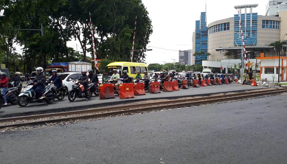 Kemacetan dan penumpukan kendaraan di jalur samping utara Royal Plaza Surabaya. 