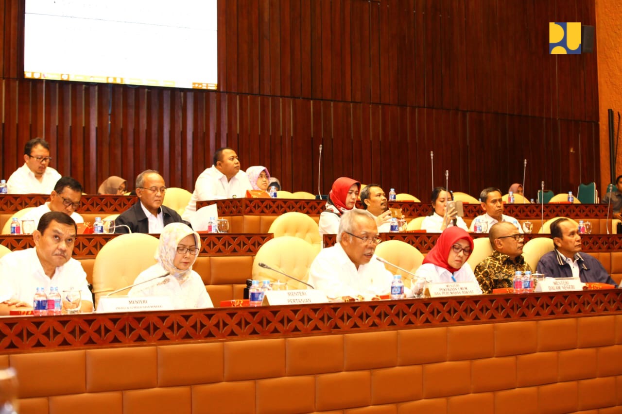  Rapat Kerja antara Komisi V DPR dengan beberapa Kementerian/Lembaga yang ditunjuk oleh Presiden Joko Widodo untuk mewakili Pemerintah dalam pembahasan RUU SDA, di Ruang Rapat Komisi V DPR, Jakarta, Rabu 18 Juli 2018. (Foto: Dok. PUPR)