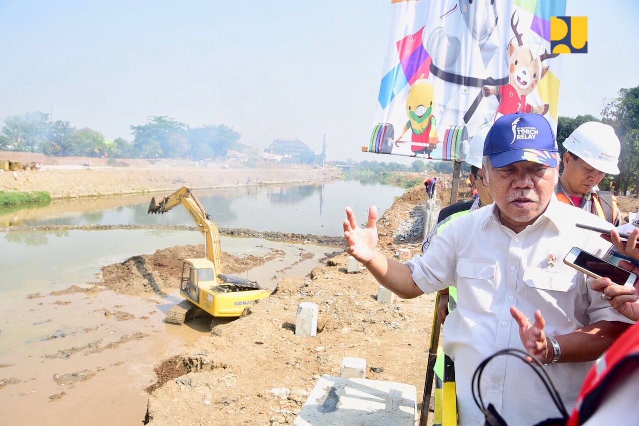 Menteri Basuki saat meninjau progres pekerjaan Bendung Tirtonadi di Kota Solo, Kamis 19 Juli 2018. (Foto: Dok. PUPR)