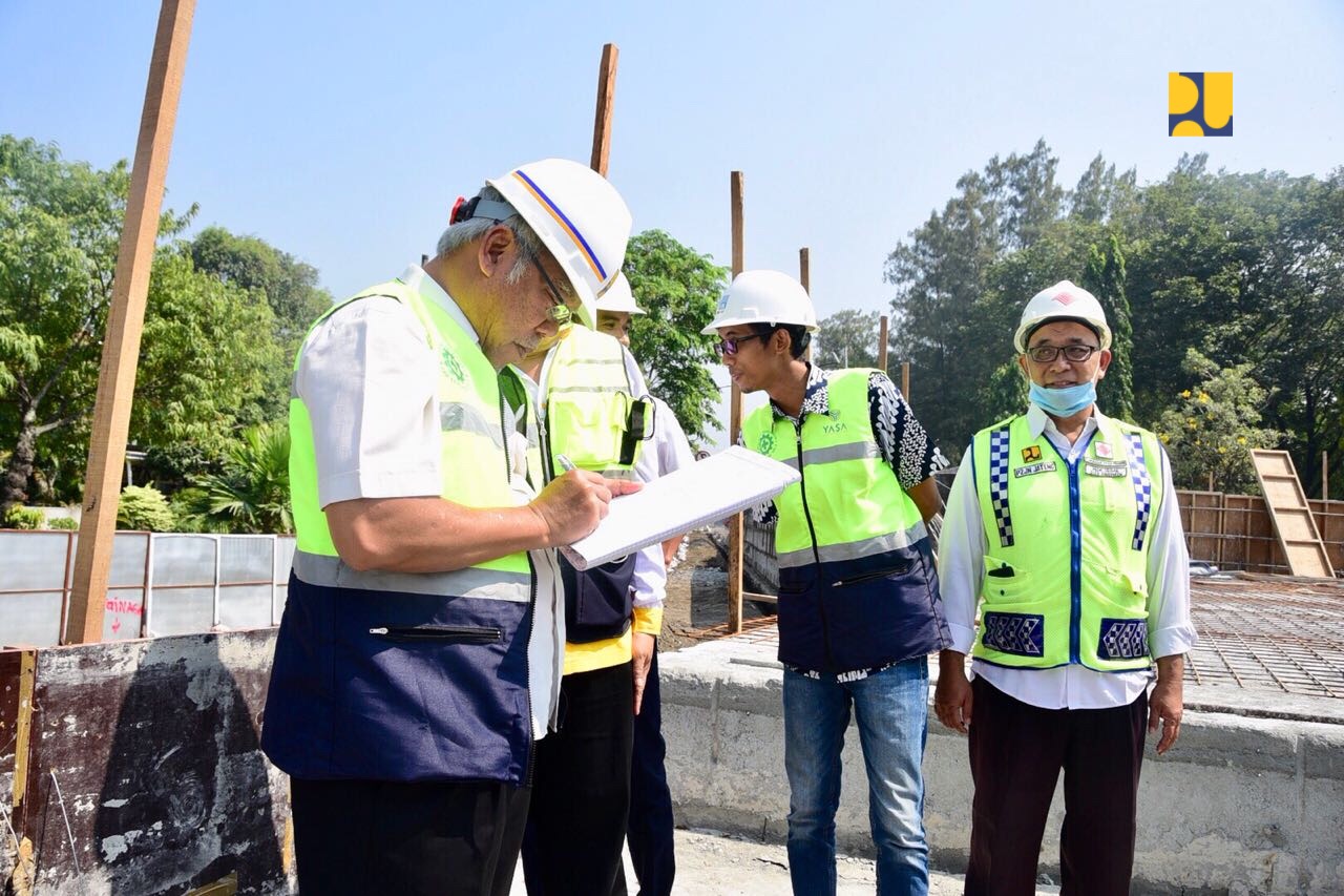 Menteri Pekerjaan Umum dan Perumahan Rakyat (PUPR) Basuki Hadimuljono meninjau penyelesaian pembangunan Fly Over (FO) Manahan di Kota Solo, Jawa Tengah, Kamis, 19 Juli 2018.  (Foto: Dok. PUPR)