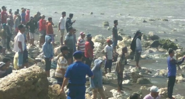 Masyarakat masih menyemut dibibir pantai untuk memulai pencairan korban yang belum ditemukan. foto:ist