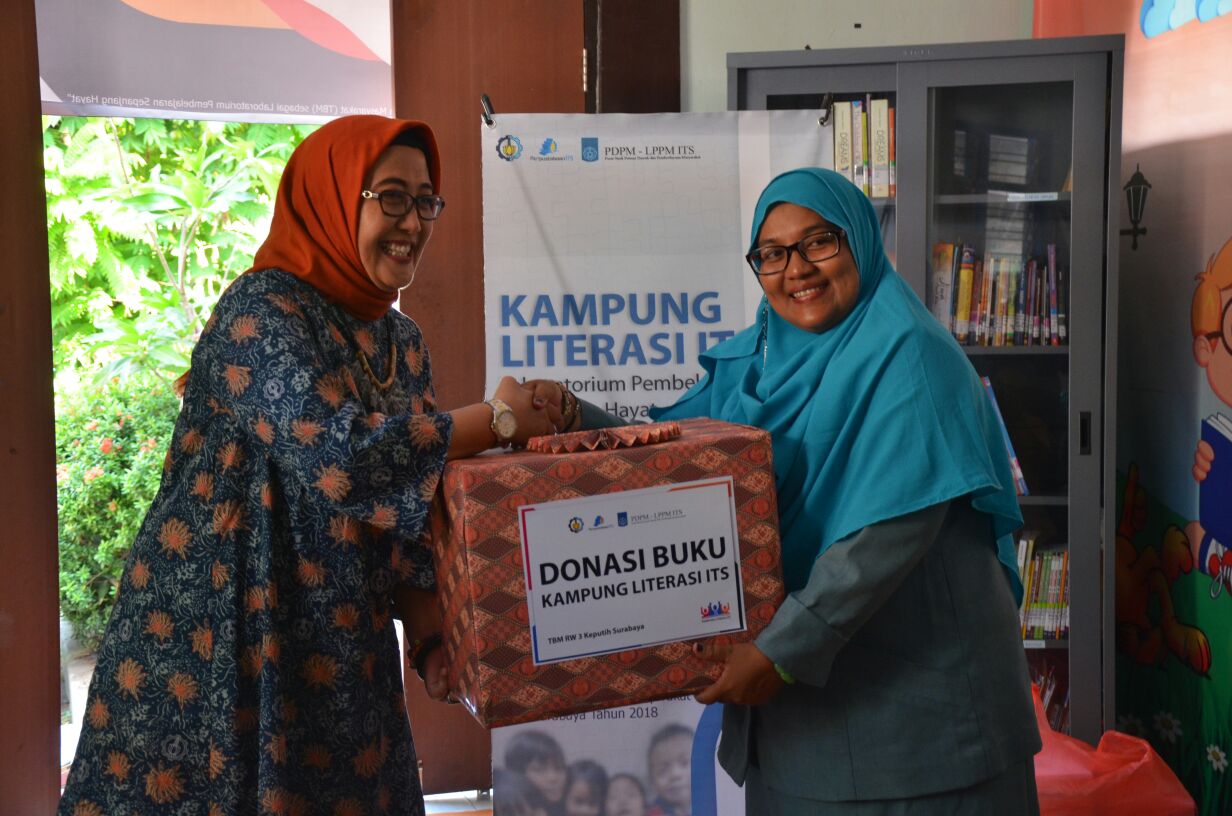 Dr. Kartika Nuswantara ketika menyerahkan donasi buku. (Foto: Dokumentasi)