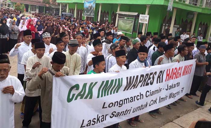 Berangkat dari Ponpes Miftahul Huda Al-Azhar Kota Banjar, para santri siap lakukan aksi long march ke Jakarta untuk dukung Muhaimin Iskandar cadi pasangan Jokowi. (foto: wartakini)