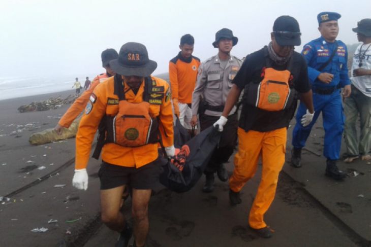 Tim SAR gabungan mengevakuasi jenazah nelayan atau anak buah kapal (ABK) Joko Berek di Pantai Pancer, Kecamatan Puger, Kabupaten Jember, Jumat, 20 Juli pagi. (Foto: Istimewa)