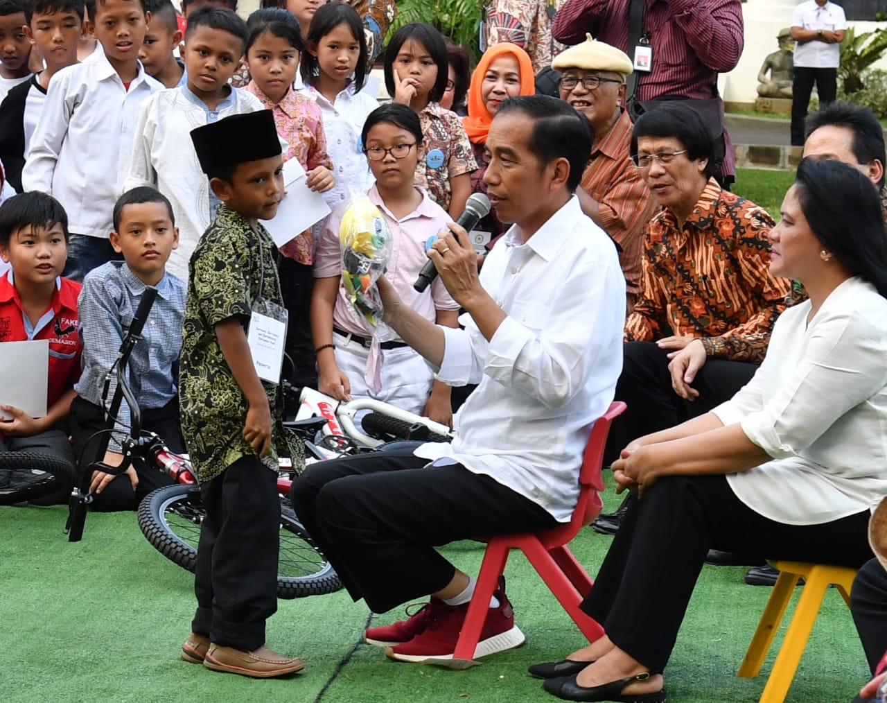 Presiden Jokowi saat bercanda dengan anak-anak di halaman Istana Merdeka, Jakarta, Jumat, 20 Juli 2018. (Foto: Divisi Pers Presiden)