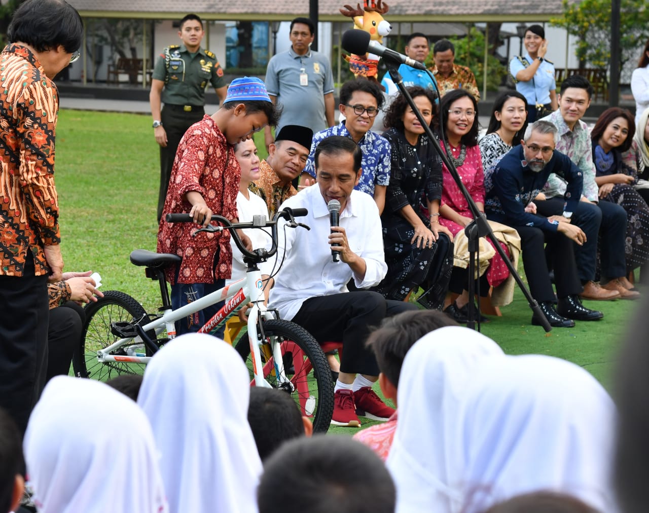 Presiden Jokowi memberikan hadiah kepada salah satu anak yang berhasil menjawab pertanyaannya . Salah satu anak yang bernama Akar berhasil menjawab dan mendapat hadiah boneka. (Foto: Divisi Pers Presiden)