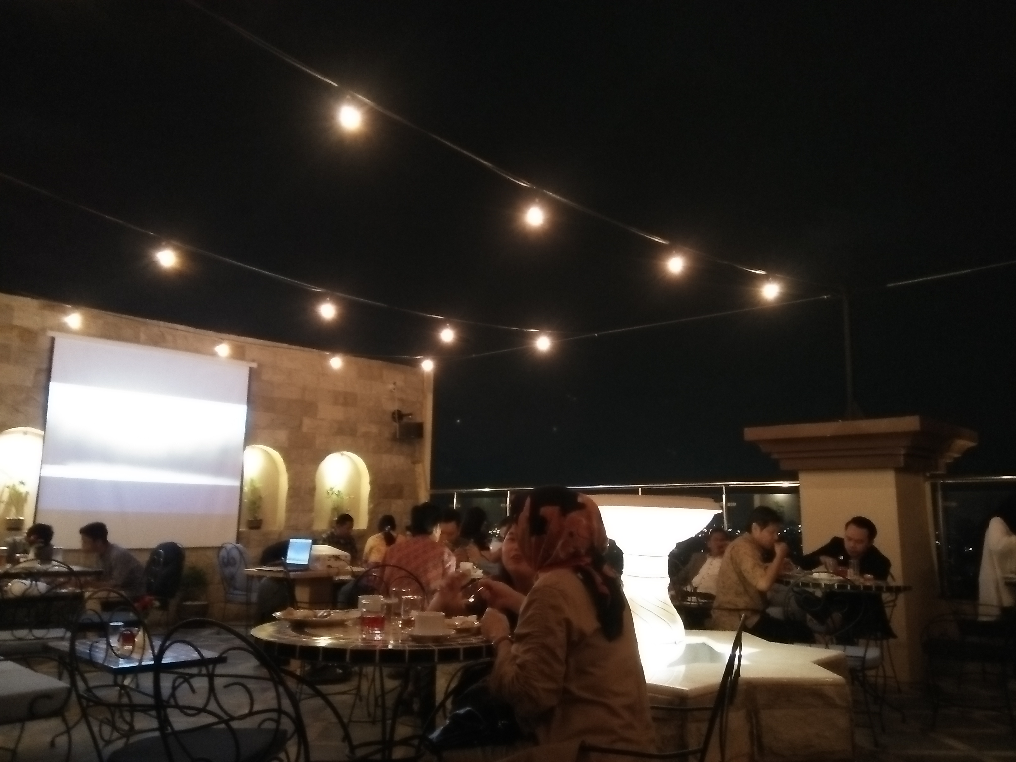 Suasa Gahwaji Lounge ketika malam hari. (Amanah/ngopibareng.id)