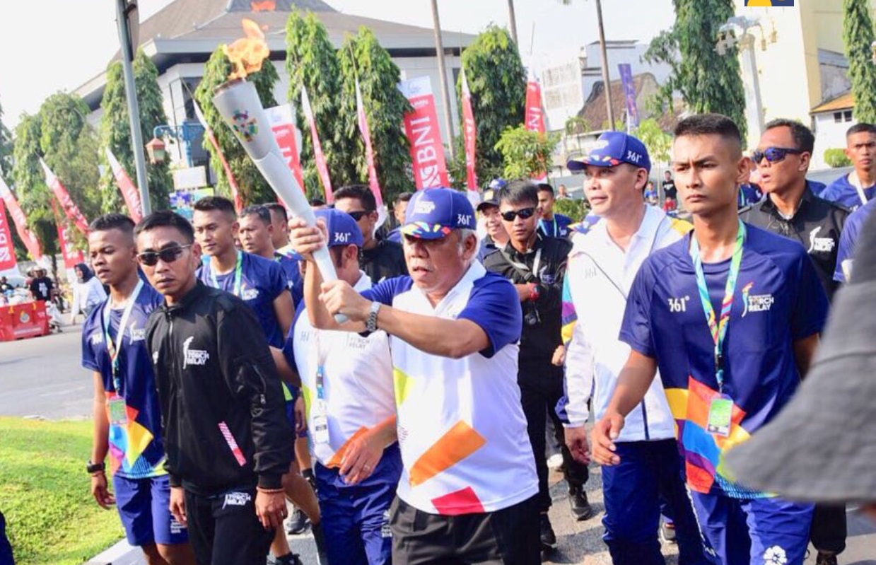 Menteri Pekerjaan Umum dan Perumahan Rakyat (PUPR) Basuki Hadimuljono menjadi pembawa obor Asian Games ke-18 tahun 2018 dalam pawai yang berlangsung di Kota Solo, Kamis, 19 Juli 2018.  (Foto: Dok. PUPR)