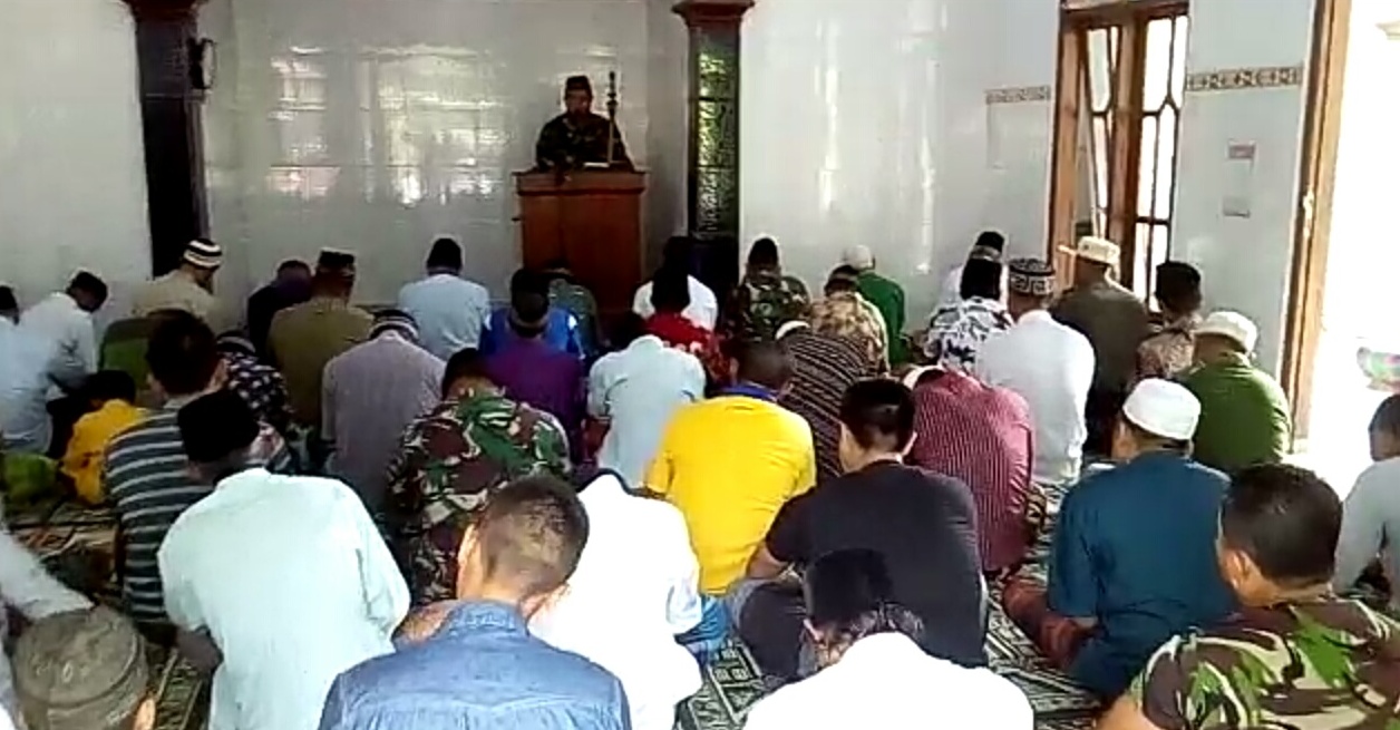 Prajurit Satgas TMMD Ke-102 Mojokerto Menjadi Khatib Sholat Jum'at Di Masjid Al-Ikhlas Desa Jembul 