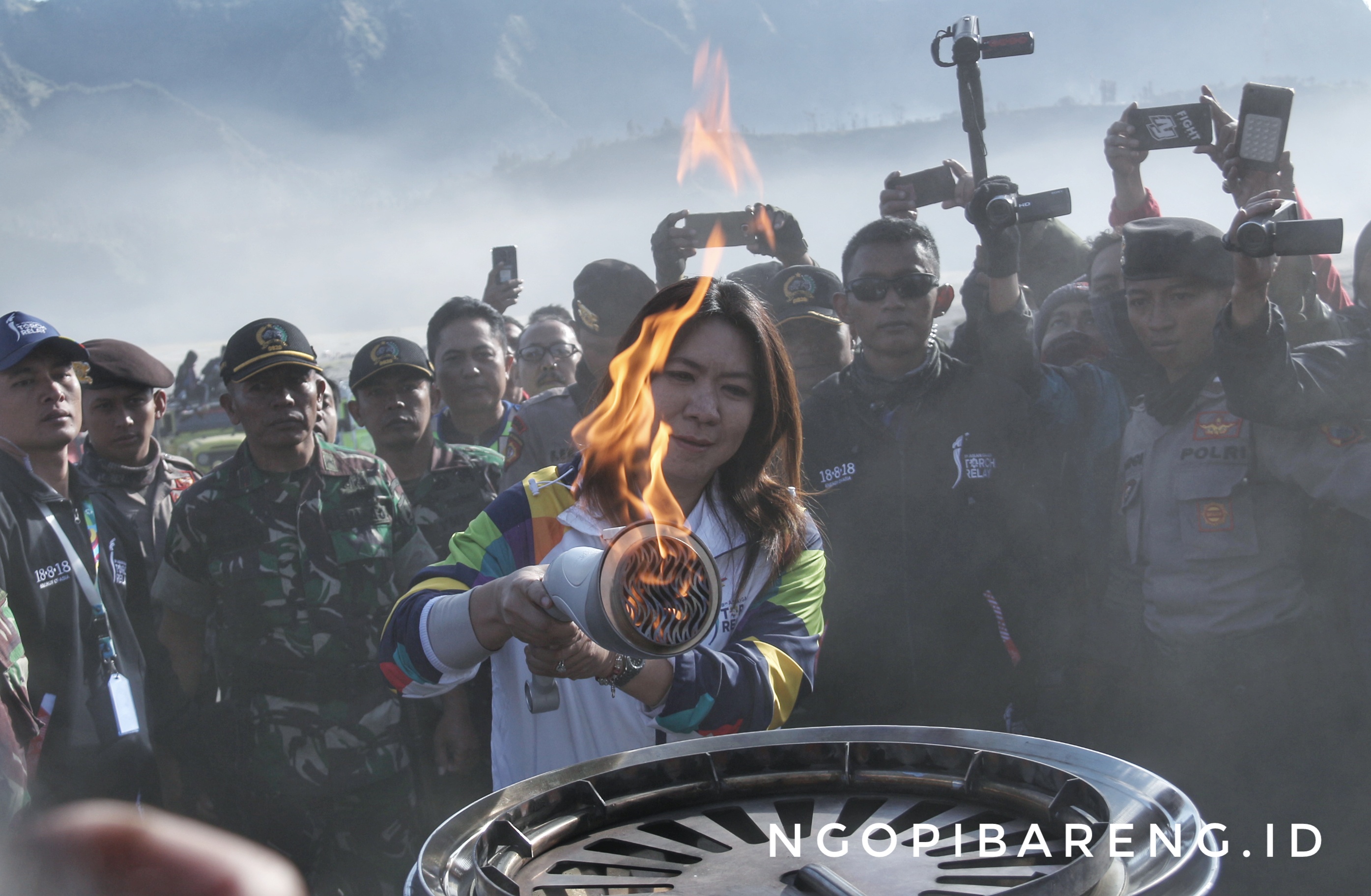 Mantan pemain bulu tangkis Indonesi, Lucia Francisca Susi Susanti saat menyalakan api Asian Games di Bromo, Sabtu 21 Juli 2018. (Foto: Haris/ngopibareng)