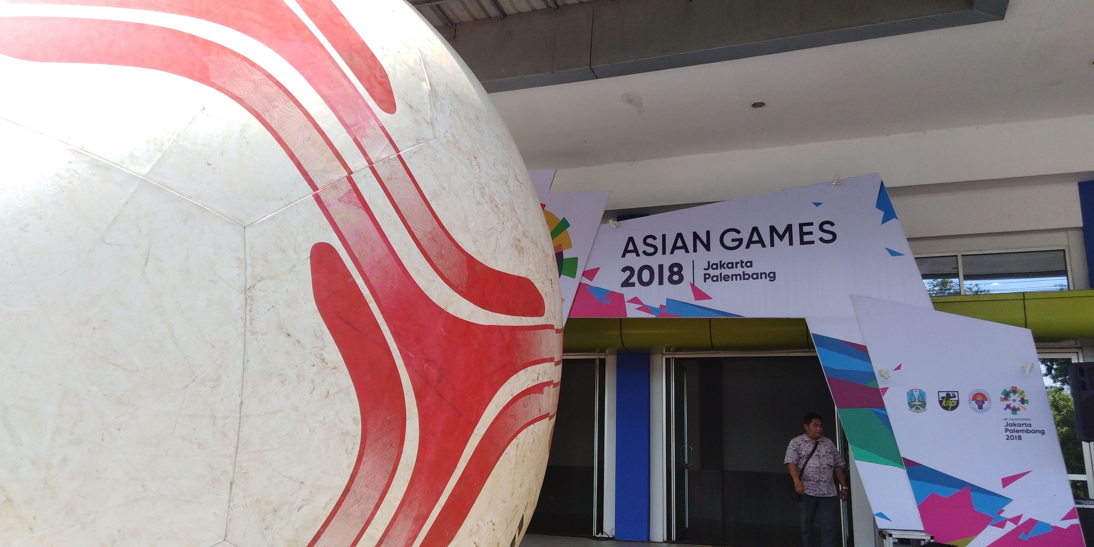 Bola raksasa yang akan digunakan dalam countdown Asian Games di Surabaya, Sabtu, 21 Juli 2018. (foto: farid/ngopibareng.id) 