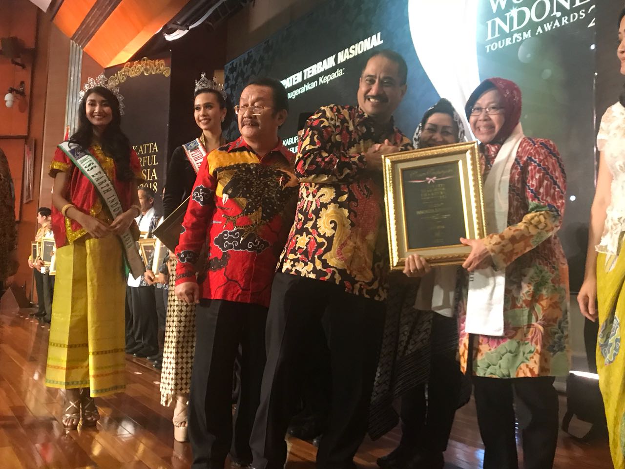 Wali Kota Surabaya Tri Rismaharini dan Menpar Arief Yahya saat penyerahan Yokatta Wonderful Indonesia Tourism Awards 2018. (Fofo: Istimewa) 