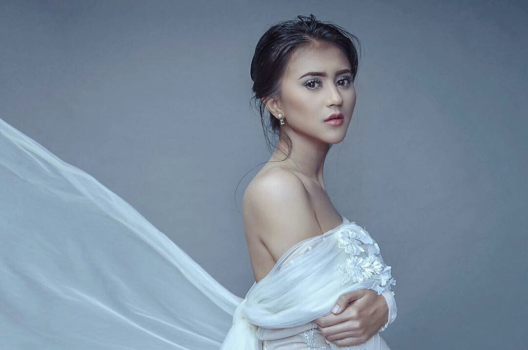 Puteri Indonesia DKI Jakarta I sekaligus Puteri Intelegensi 2017 Karina Nandia Saputri. Ia baru saja meraih TOP 10 Miss Tourism Global 2018. 