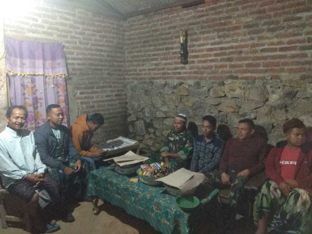 Prajurit Satgas TMMD Kumpul Bareng Warga Di Acara Tasyakuran, Minggu (22/07/2018) malam 