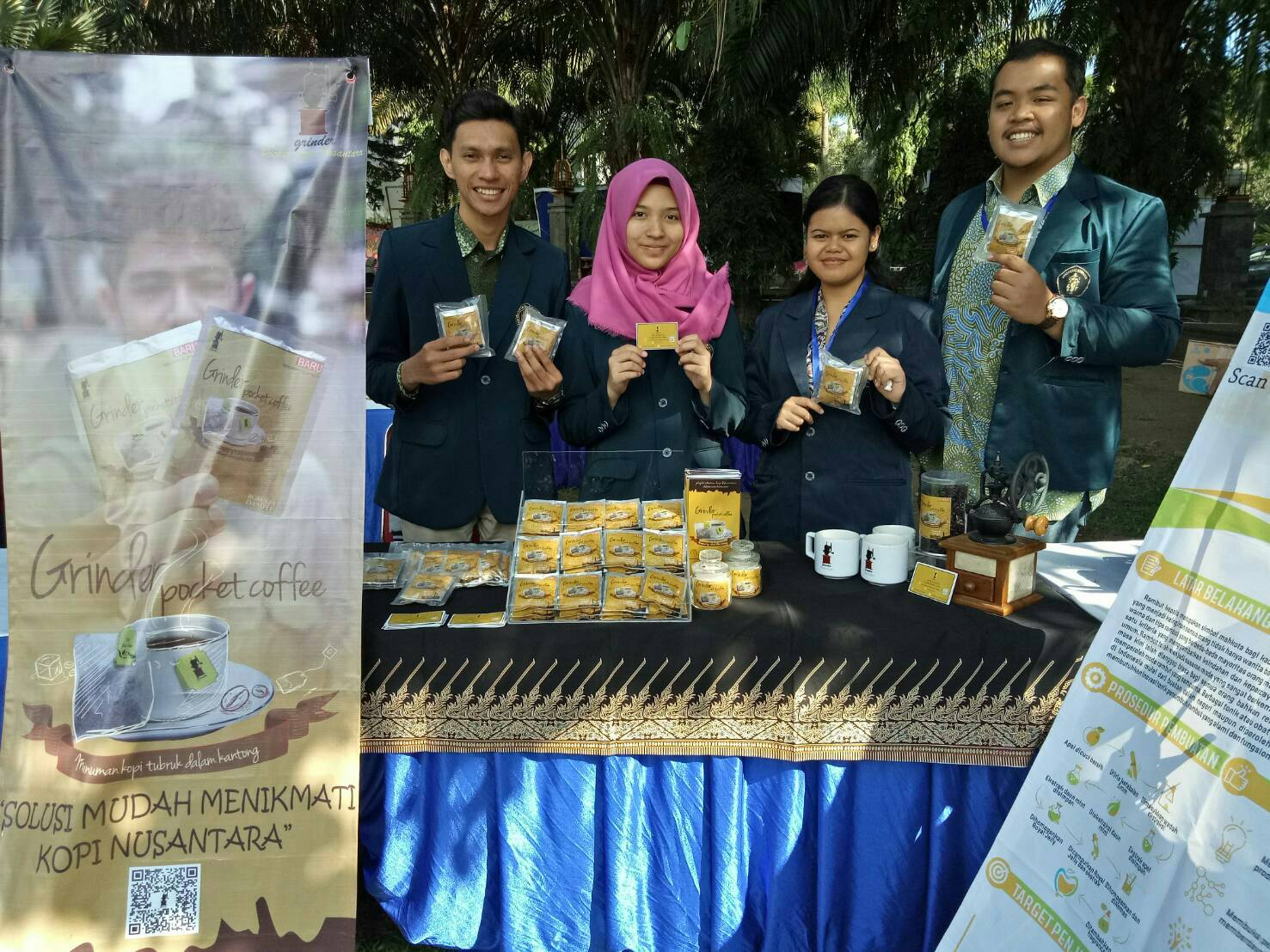 Mahasiswa Teknik Industri Universitas Brawijaya (UB) mengenalkan Grinder Pocket Coffee. (Foto: Humas UB)