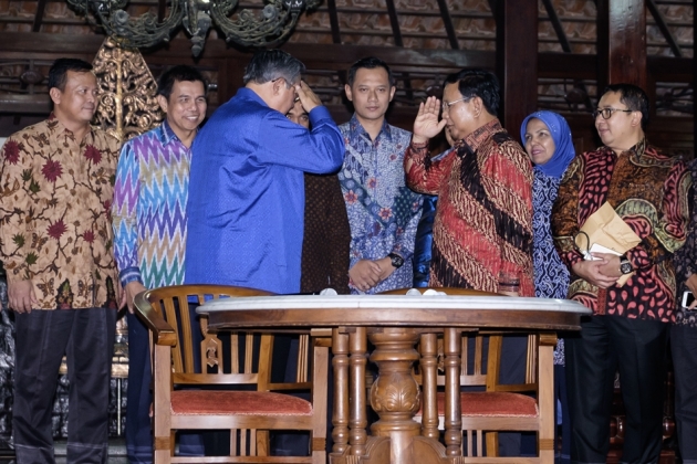 Foto dokumentasi pertemuan SBY-Prabowo Ketua Umum Partai Demokrat Susilo Bambang Yudhoyono (kiri) bersama Ketua Umum Partai Gerindra Prabowo Subianto (kanan) saling memberikan hormat usai jumpa pers bahas pertemuan tertutup di Puri Cikeas, Bogor, Jawa Barat, Kamis 27 Juli 2017 lalu. (Foto: Dokumentasi)