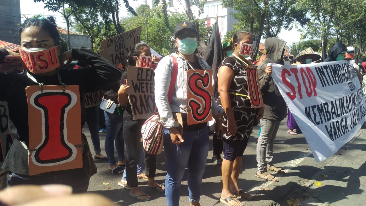 Puluhan warga eks lokalisasi Dolly berunjukrasa di depan Pengadilan Negeri Surabaya di Jalan Arjuno. (Foto: Tomi.ngopibareng.id)
