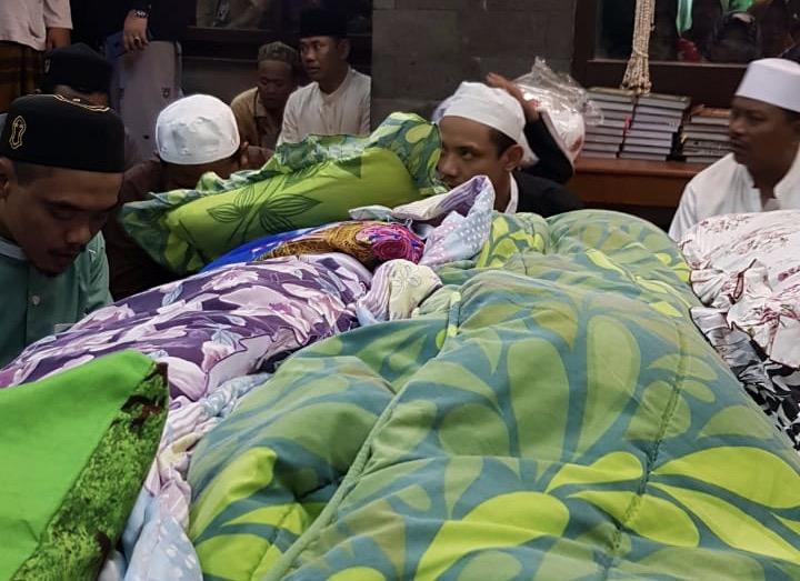 Para santri membaca Al Quran di dekat jenazah Nyai H Endah Nihayati Saif. Foto : istimewa 