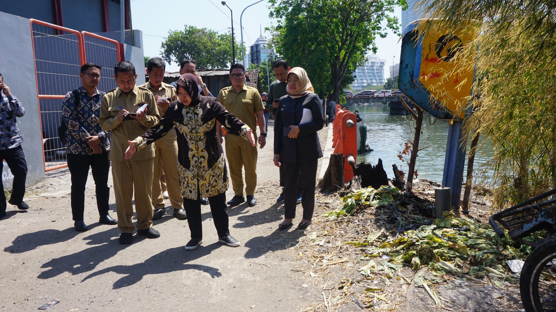 Wali Kota Surabaya Tri Rismaharini saat meninjau tepian sungai Pasar Keputran, Surabaya, Senin 23 Juli 2018. (Foto: Istimewa) 