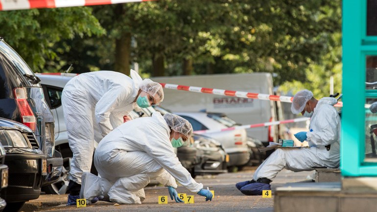 Petugas sedang melakukan olah kejadian perkara (Foto: MediaTV/www.rijnmond.nl)