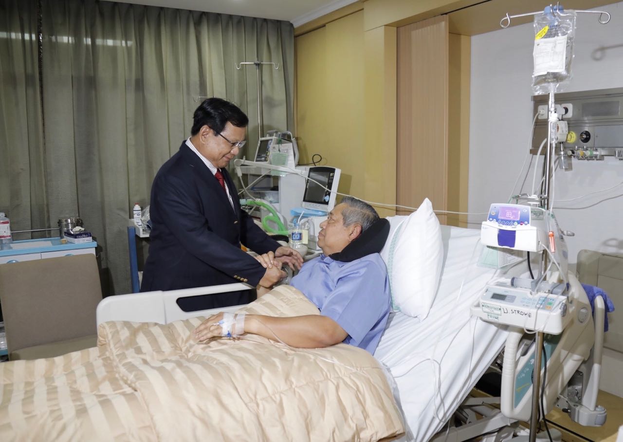 Prabowo Subianto saat menjenguk Susilo Bambang Yudhoyono yang sedang sakit. Foto : Istimewa