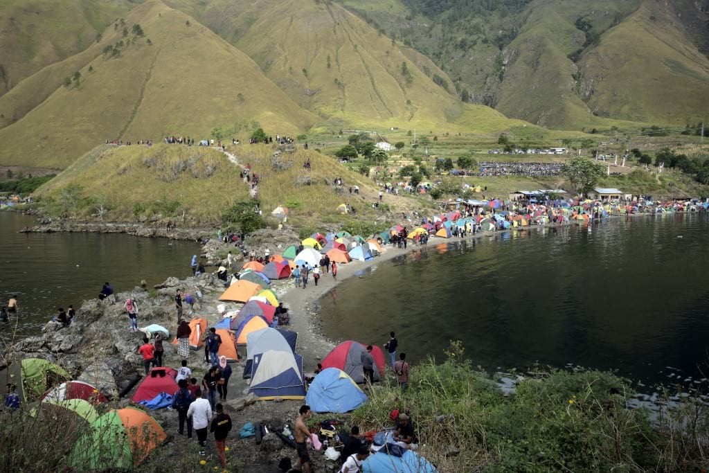 Festval unik dan tepian danau] yang dipadati tenda-tenda. foto:imajipertiwi.com