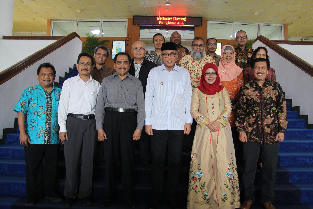 Plt Gubernur Aceh, Nova Iriansyah bersama para dosen dan staff ITS. (Dok)