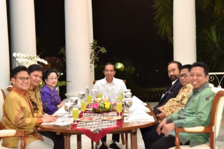 Presiden Joko Widodo santap malam bersama sejumlah ketua umum partai koalisi di Istana Kepresidenan Bogor, Senin. (Foto: Biro Pers Setpres RI)