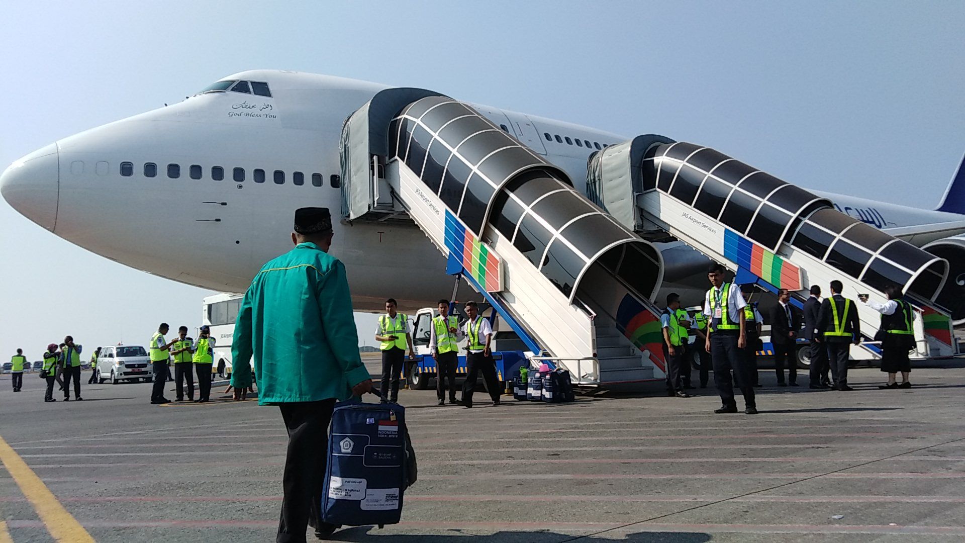 Pemberangkatan calon jamaah haji Embarkasi Surabaya, di Bandara Internasional Juanda, Surabaya, 24 Juli 2018. (foto: farid/ngopibareng.id) 