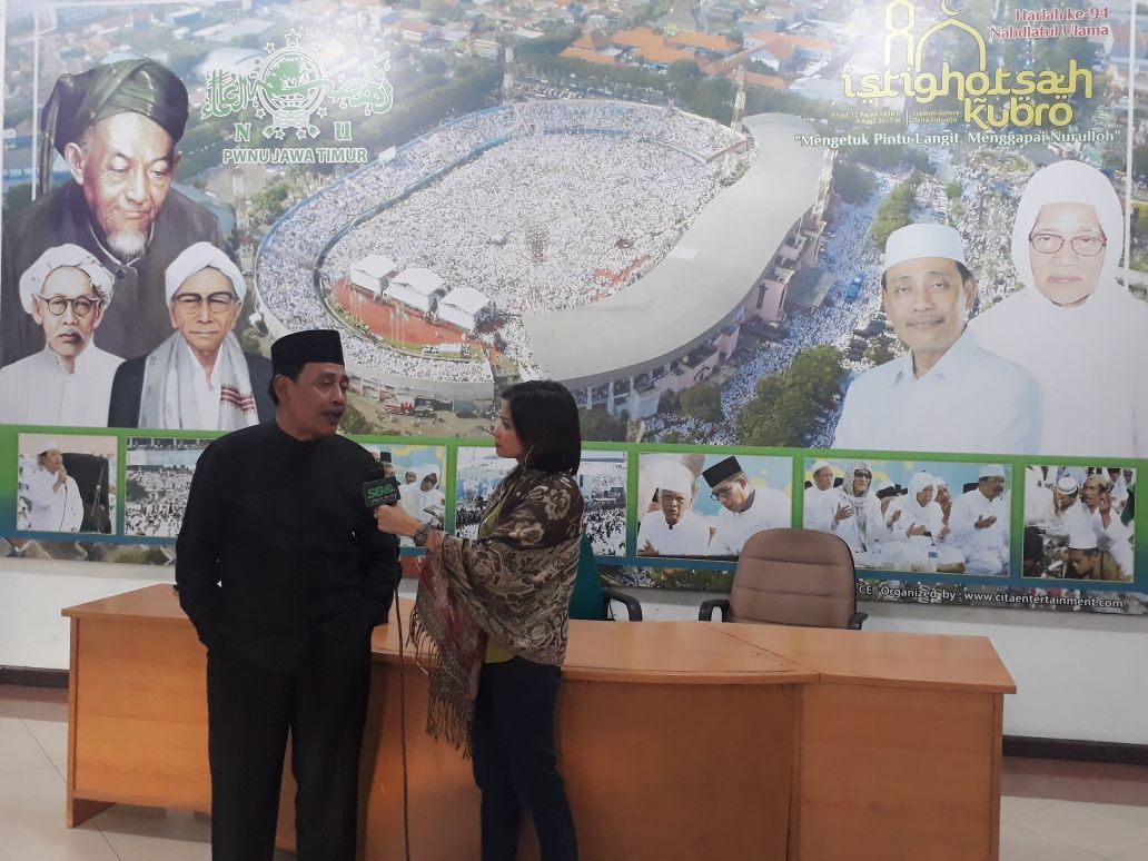 KH Mutawakkil Alallah melayani pekerja pers. (foto: ngopibareng.id)