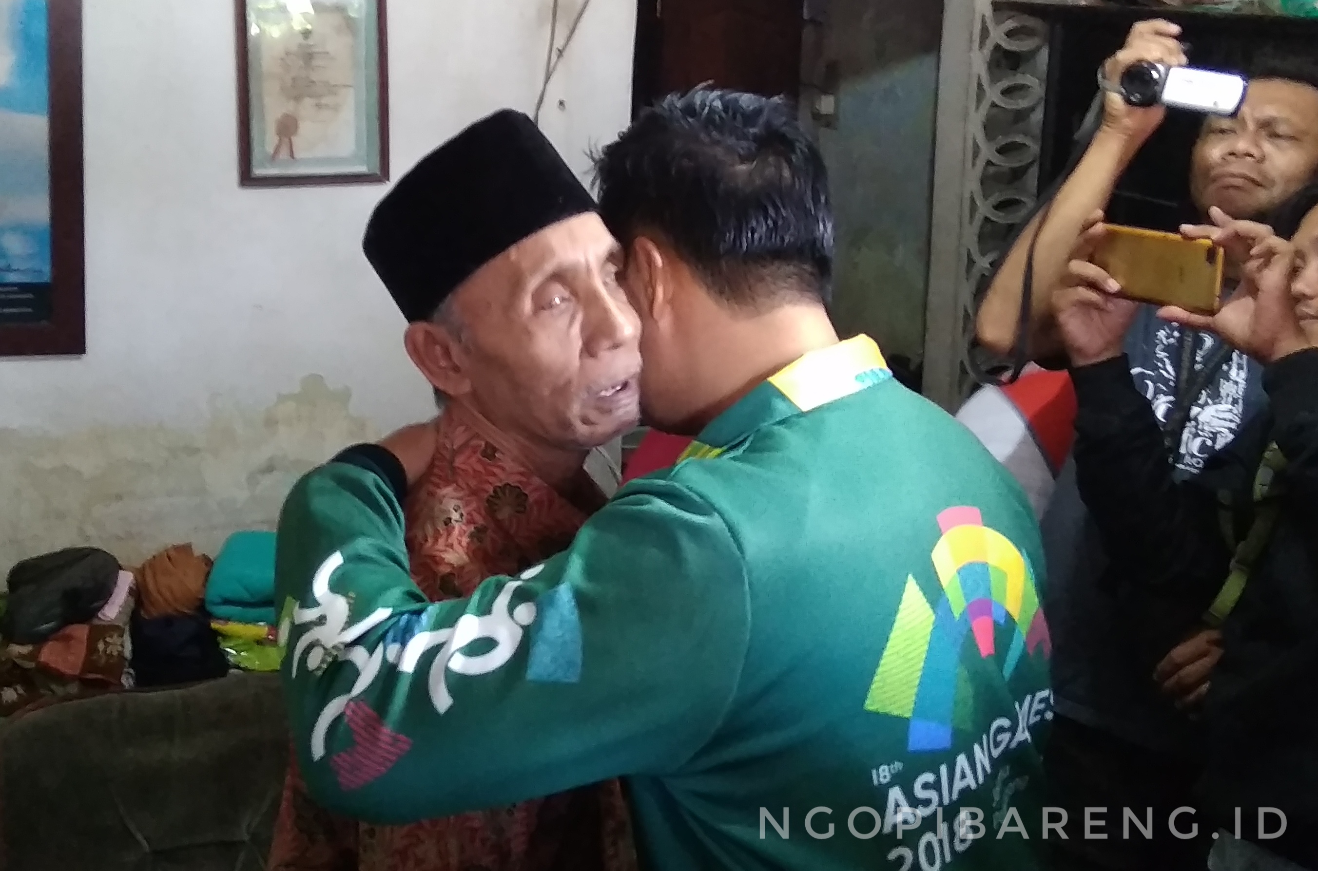 Menpora Imam Nahrawi saat menemui mantan atlet disabilitas, Soeharto, Selasa 24 Juli 2018. (foto: hrs/ngopibareng)