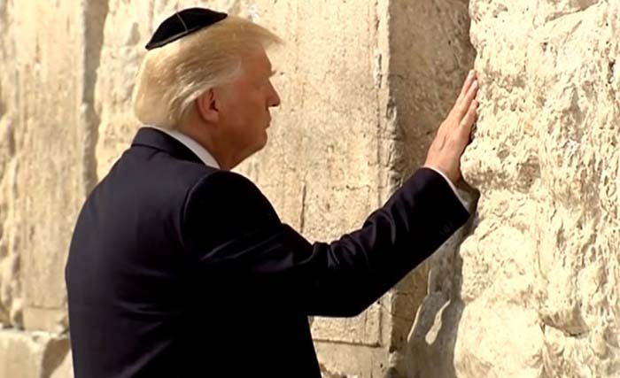 Ilustrasi, Presiden AS Donald Trump saat berada di Tembok Ratapan setahun lalu. (foto: dok. afp)