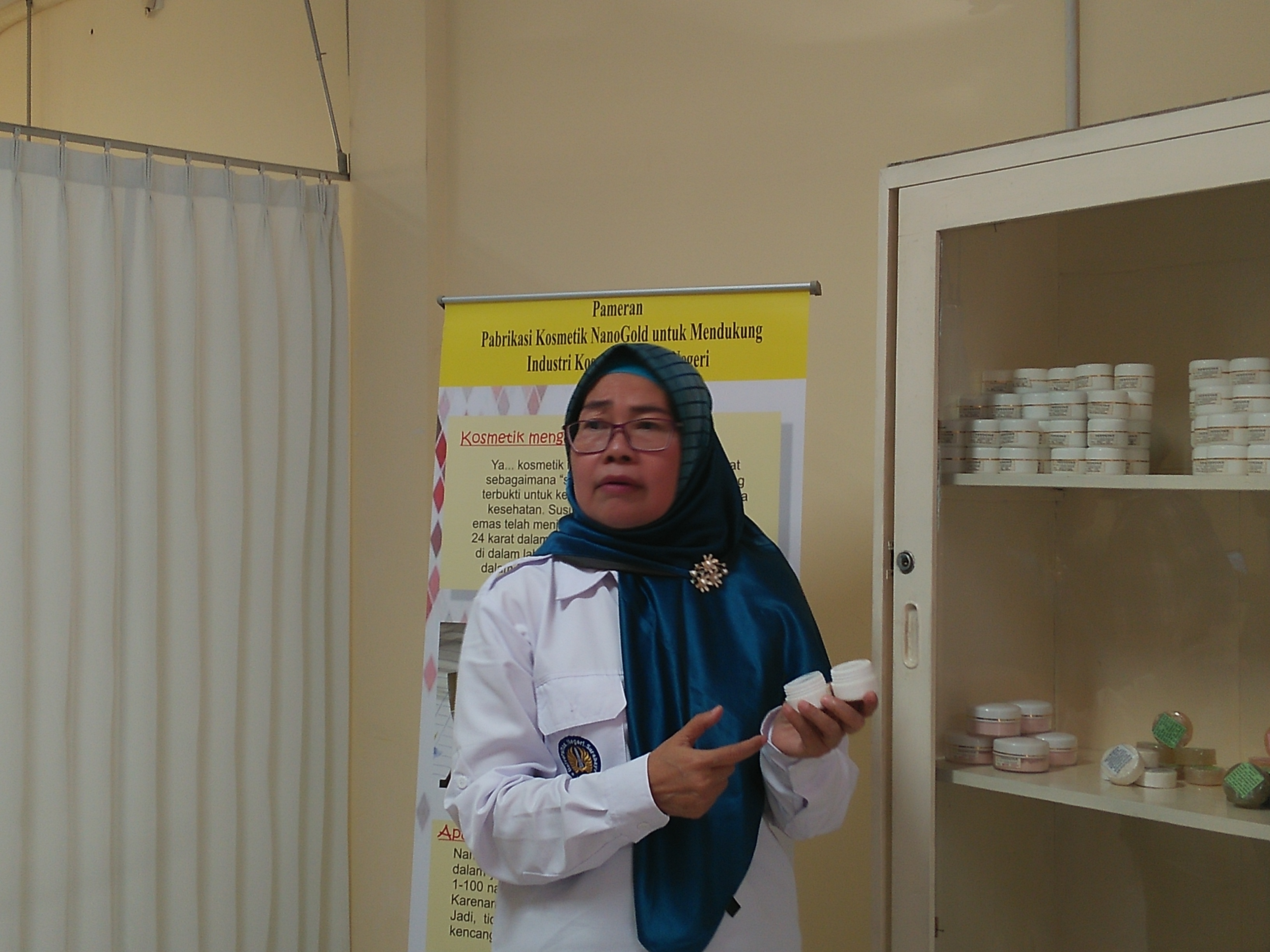 Prof. Dr. Titik Taufikurohmah menunjukkan nanogold hasil penelitiannya. (Amanah/ngopibareng.id)