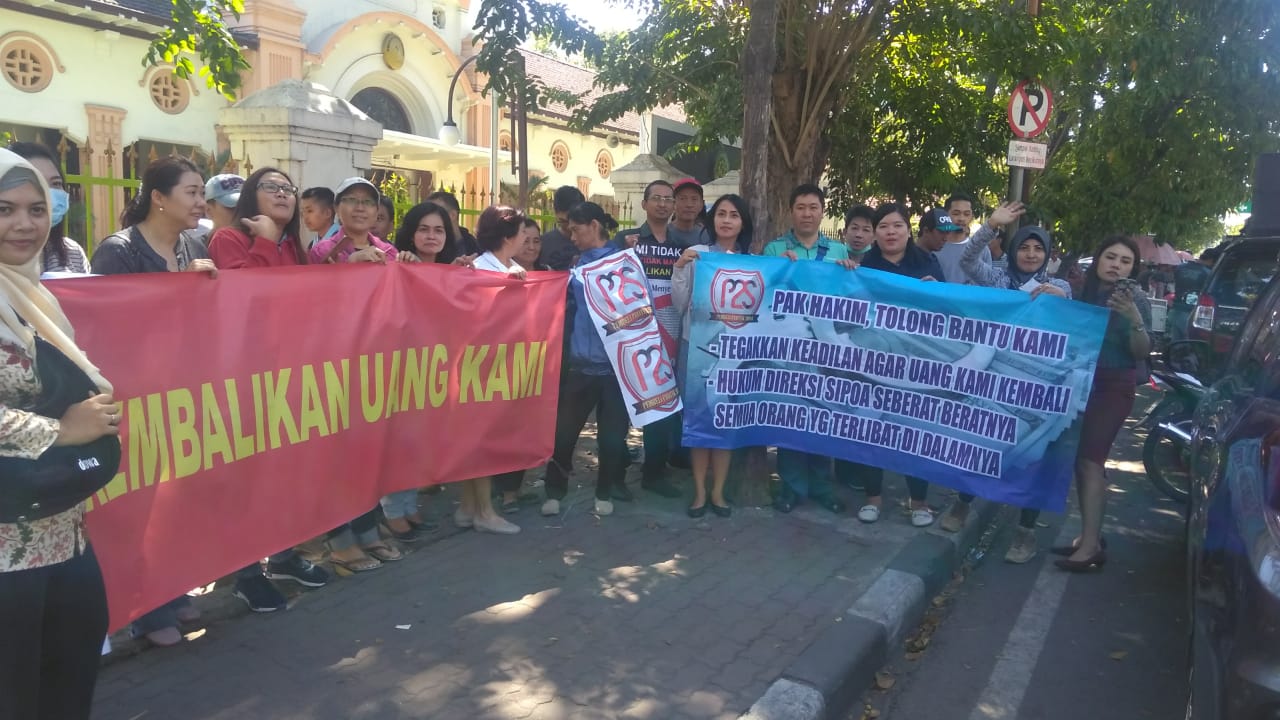 Korban dugaan penipuan Sipoa Group mengelar aksi depan PN Surabaya. foto:tom/ngopibareng.id