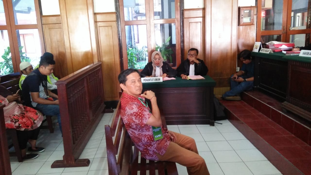 Direktur PT. Surabaya Country, Bambang Poerniawan saat mendengarkan pembacaan tuntutan di PN Surabaya. 