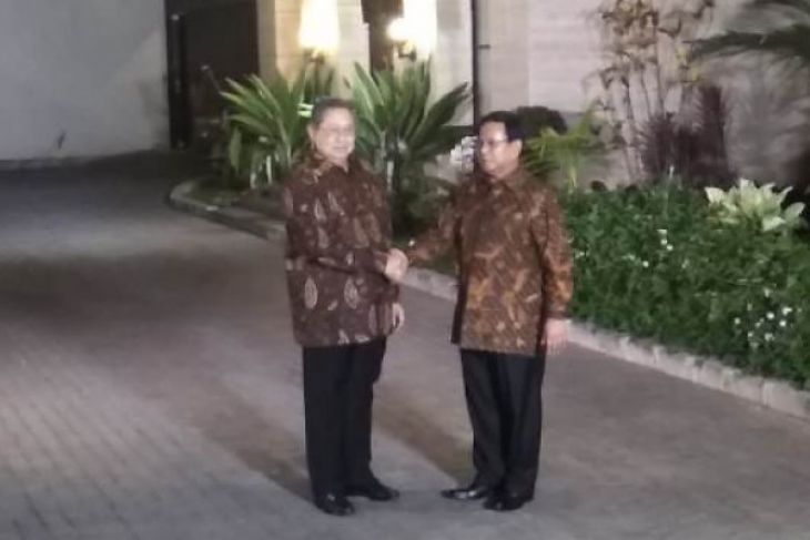 Ketua Umum Demokrat Susilo Bambang Yudhoyono menyambut Ketua Umum Gerindra Prabowo Subianto di kediamannya di Kawasan Mega Kuningan, Jakarta, Selasa malam. SBY dan Prabowo akan membahas peluang koalisi antara Demokrat dan Gerindra. (Foto: Antara)