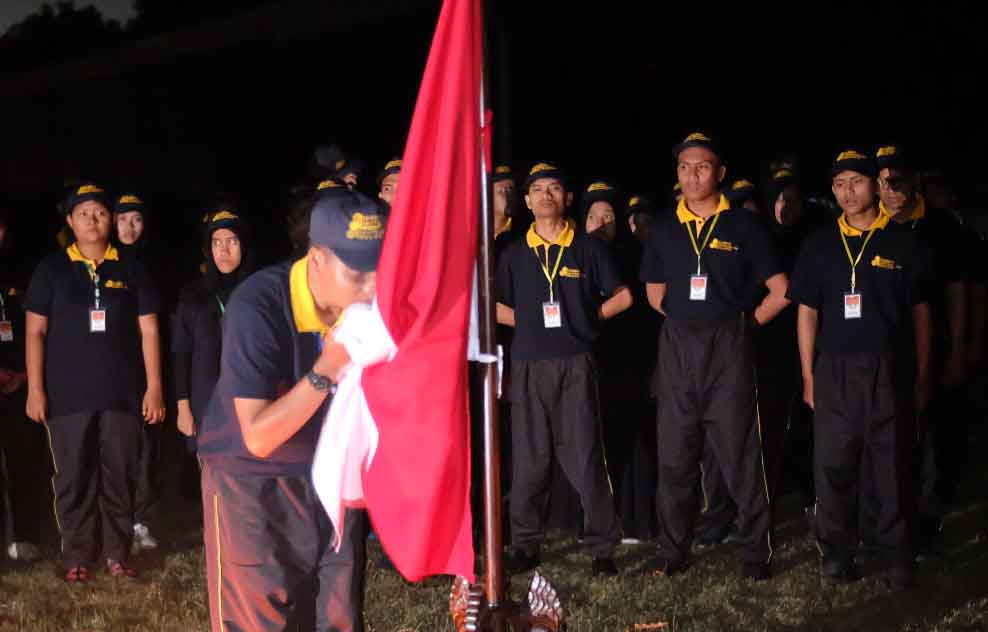 NASIONALIS: Peserta AKM mencium bendera Merah Putih saat mengikuti Diklat Bela Negara di AAU Yogyakarta. (Foto: Dokumentasi AKM)