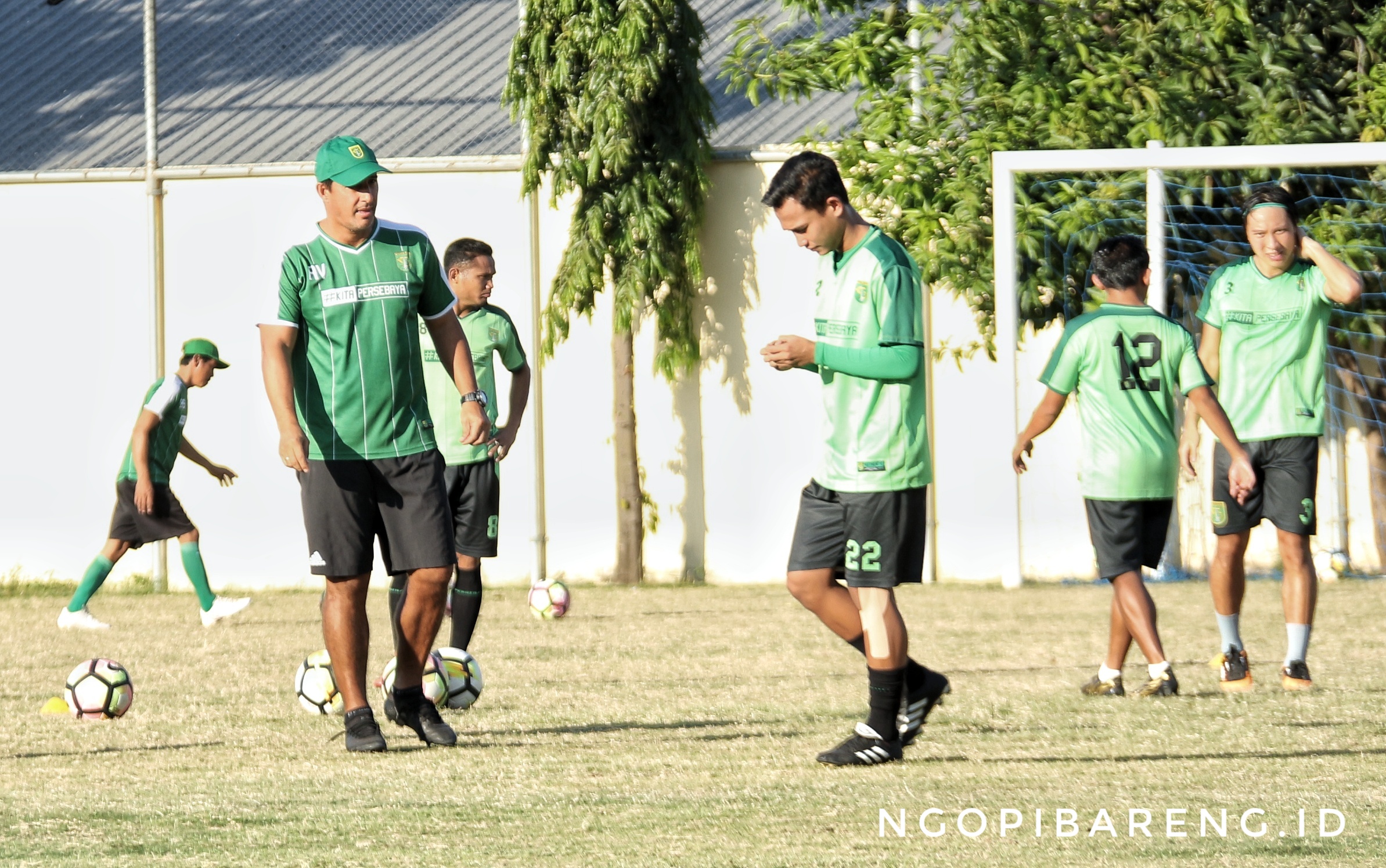 Pelatih Persebaya, Angel Alfredo Vera (kiri) saat pimpin latihan di Lapangan Polda Jatim. (foto: hrs/ngopibareng)