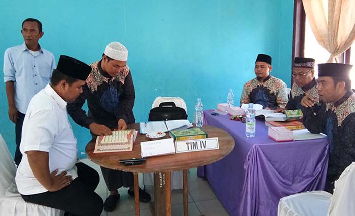 Bakal calon anggota DPRK (Dewan Perwakilan Rakyat Kabupaten) Aceh Singkil mengikuti uji mampu baca Alquran, Senin 23 Juli lalu. (foto: dok.serambinews)